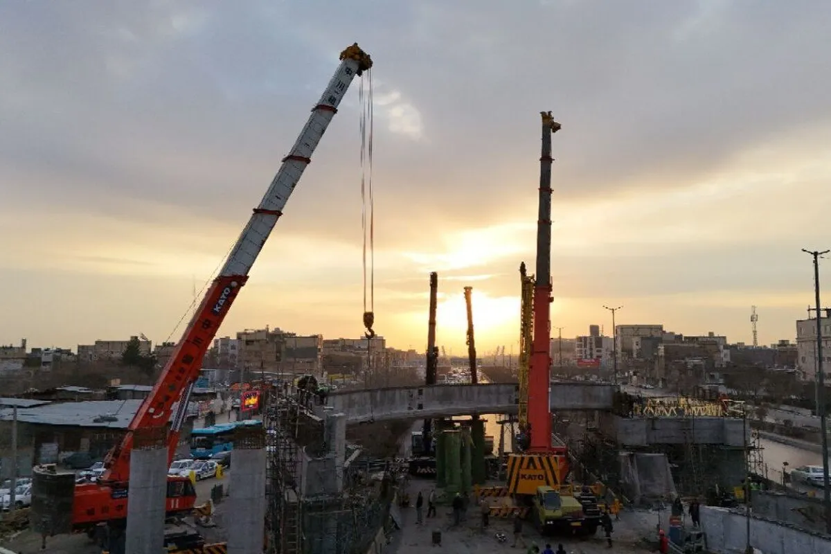 نصب ۴ تیر پیش‌ساخته دوربرگردان غیرهمسطح شرق ابوطالب مشهد در ۴۸ ساعت