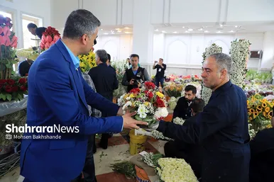 گل آرایی حرم مطهر رضوی در آستانه میلاد امام رضا (ع)