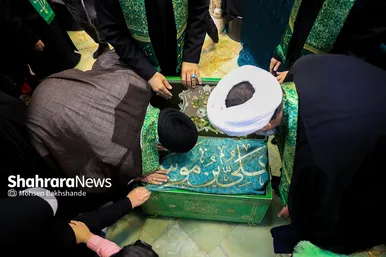 تعویض پرچم گنبد و پوش ضریح امام رضا(ع)