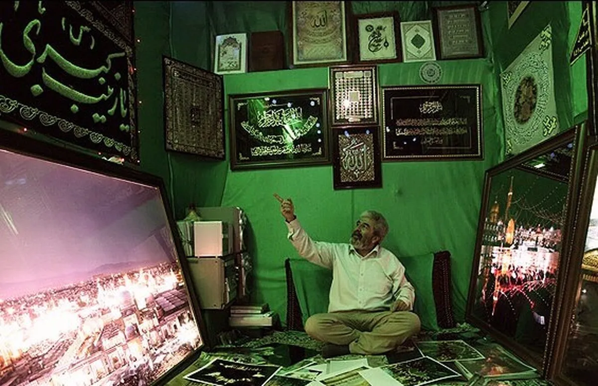 درباره حسن توکلی، عکاس پیشکسوت مشهدی که نزدیک ۳۰ سال عاشقانه در حرم مطهر رضوی عکاسی کرد | ۴۰۰ پله بالاتر از عشق