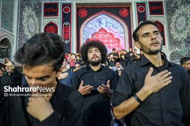 تصاویری از آئین چهارپایه خوانی عصر شهادت امام رضا (ع) در حرم مطهر رضوی
