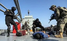 اجرای عملیات آزاد&zwnj;سازی کشتی ربوده شده توسط دزدان دریایی در رزمایش امنیت دریایی ۲۰۲۳+ جزئیات