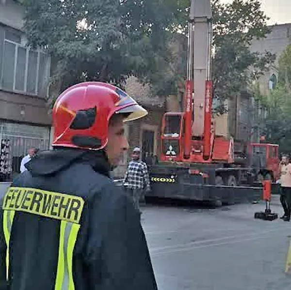 سقوط تیرچه‌های بتنی از روی جرثقیل در خیابان قرنی مشهد دردسرساز شد + تصاویر