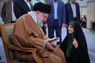 دیدار جمعی از شاعران و اهالی فرهنگ و ادب فارسی با رهبر انقلاب