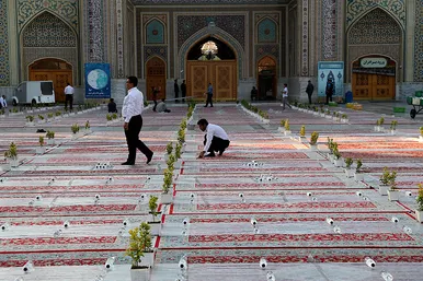 توزیع افطاری در باب الکاظم حرم مطهر رضوی