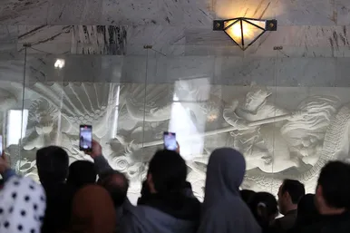 مسافران نوروزی در آرامگاه فردوسی
