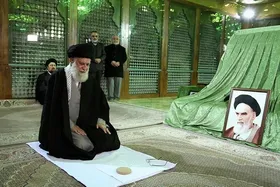 حضور رهبر معظم انقلاب در حرم مطهر امام راحل و گلزار شهدای بهشت زهرا (س) در آستانه دهه فجر (۱۱ بهمن ۱۴۰۲) + عکس