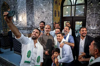 عرض ارادت قهرمانان ورزش ایران در بارگاه منور رضوی