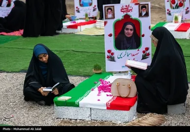 گزارش تصویری | لحظه تحویل سال در کنار قبور شهدای مدرسه شجره طیبه میناب