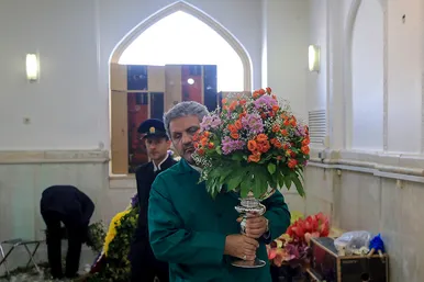 گل آرایی حرم مطهر رضوی در آستانه میلاد امام رضا (ع)