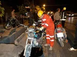 خارج کردن پای نوجوان گرفتار از زیر چرخ‌های کامیون بنز