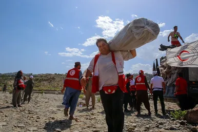 هلال احمر ایران در کنار زلزله زدگان افغانستانی