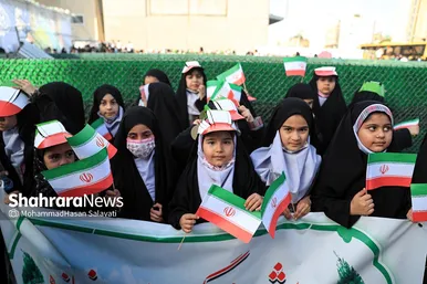 اجرای سرود «سلام فرمانده» با حضور دهه هشتادی و نودی ها در عرصه میدان شهدا مشهد
