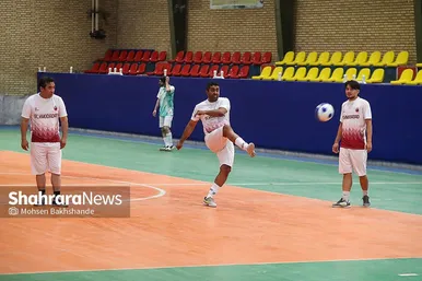 گزارش تصویری | بازی خیرخواهانه یاران خداداد عزیزی به مناسبت عید غدیر در کانون اصلاح و تربیت مشهد