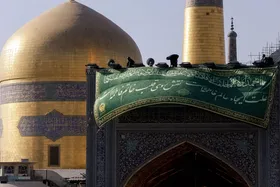 ویدئو| تعویض پرچم گنبد مطهر رضوی در آستانه عید مبعث