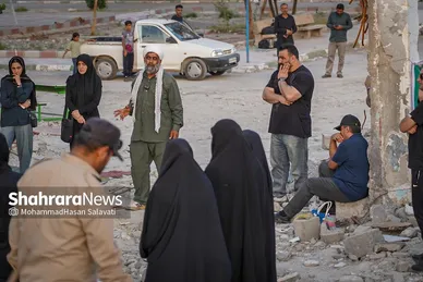 گزارش تصویری | حضور قهرمانان ملی و المپیک در میناب برای همدردی با خانواده دانش‌آموزان شهید