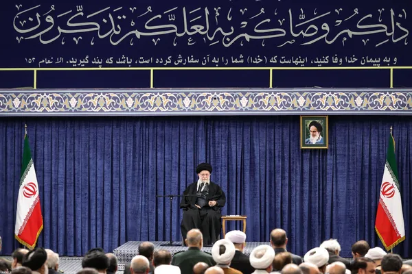 رهبر معظم انقلاب: رژیم صهیونیستی، سیلی اقدام در سوریه را خواهد خورد | فعالیت‌های وسیع زیر ساختی بخش شیرین اقتصاد است + فیلم و تصاویر