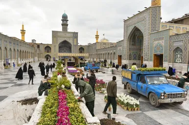 گل‌آرایی حرم مطهر رضوی در آستانه عید نوروز