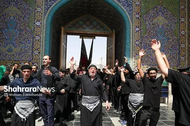 گزارش تصویری | عزاداری زائران رضوی در سوگ رحلت پیامبر اکرم (ص) و شهادت امام حسن مجتبی (ع) در حرم رضوی