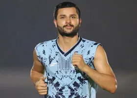 عارف غلامی نیامده مصدوم شد