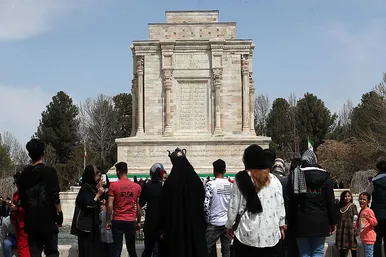 مسافران نوروزی در آرامگاه فردوسی