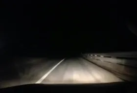 قمه&zwnj;کشی در جاده قدیم نیشابور به روی خودروهای عبوری! + فیلم