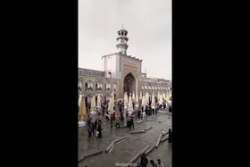 ویدئو| کمک&zwnj;رسانی زائران و مجاوران به خادمان حرم امام رضا(ع) بعد از بارش باران (۲۵ شهریور ۱۴۰۳)