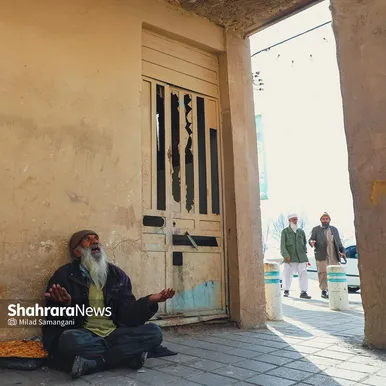 نشسته‌ام به در نگاه می‌کنم