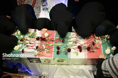 تشییع شهید گمنام در جمع دختران مدرسه امام رضا(ع) در مشهد