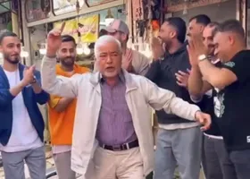 ویدئو | حرف&zwnj;های جالب صادق بوقی: این آهنگ را از ۳۵ سال پیش می&zwnj;خواندم | جانم را برای فوتبال می&zwnj;دهم