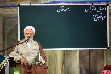 جلسه «درس‌هایی از قرآن» با حضور حجت‌الاسلام قرائتی در حرم مطهر رضوی