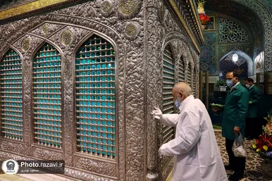 غبارروبی ضریح مطهر رضوی به مناسبت دهه کرامت