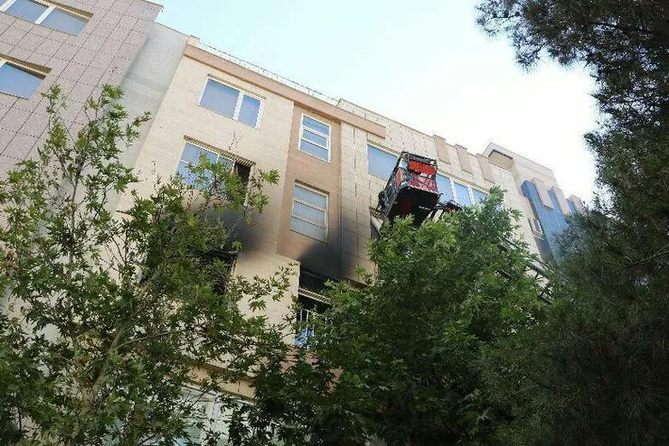 نجات ۵ نفر در آتش‌سوزی یک منزل مسکونی در مشهد