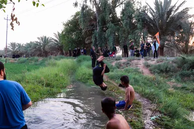 زائران پیاده اربعین در مسیر کربلا