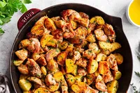 با دستور پخت «مرغ و سیب‌زمینی تنوری» آشنا شوید | یک وعده شام ساده و پرطرفدار