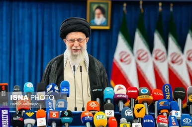 عکس‌هایی از حضور رهبر معظم انقلاب در شعبه اخذ رأی چهاردهمین انتخابات ریاست‌جمهوری