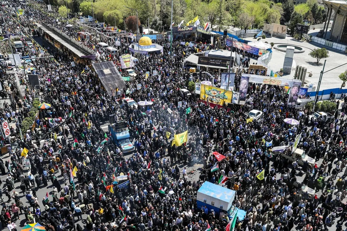 حمله هوایی دشمن به تهران و کرج | پاسخ «الله اکبر» راهپیمایان تهرانی در روز قدس به صدای انفجار در پایتخت (۲۲ اسفند ۱۴۰۴) + فیلم