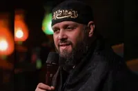 ویدئو | مداحی «باید برخاست» با صدای محسن محمدی پناه در مراسم وداع با رهبر شهید