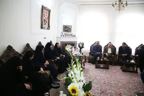 دختر پزشکیان در منزل جان&zwnj;باختگان حادثه اتوبوس دانش&zwnj;آموزان کرمانی حضور یافت