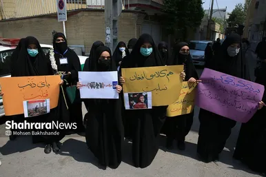 تجمع دانش‌آموزان مشهدی مقابل کنسولگری افغانستان در مشهد