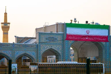عکس| اهتراز پرچم ایران اسلامی در ورودی‌های حرم مطهر رضوی در آستانه دهه فجر (۱۱ بهمن ۱۴۰۳)