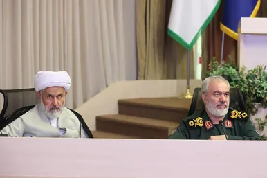 عکس‌هایی از حضور رئیس‌جمهور در قرارگاه سازندگی خاتم‌الانبیا(ص)