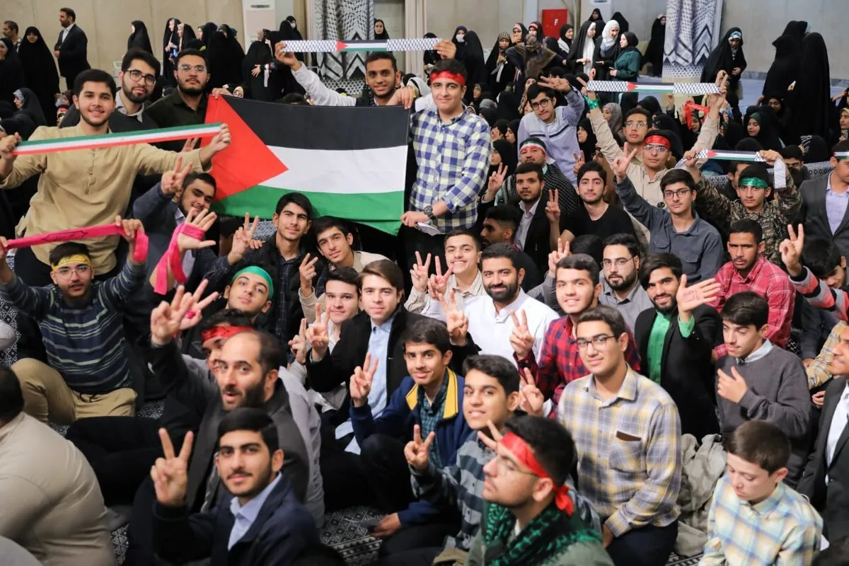 ویدئو | دست و جیغ و هورا در واکنش به سخنان رهبر معظم انقلاب در دیدار با دانش آموزان (۱۰ آبان ۱۴۰۲)