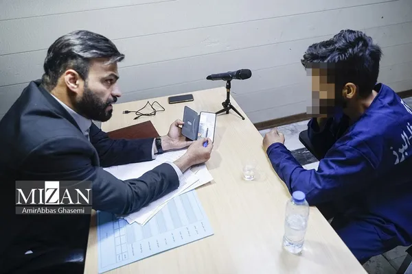 اولین تصاویر از متهمان پرونده قتل داریوش مهرجویی در جلسات بازپرسی + عکس سلاح سرد قاتلان