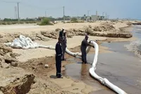 مقابله با آلودگی نفتی در سواحل قشم ضمن حفاظت از مزارع میگو