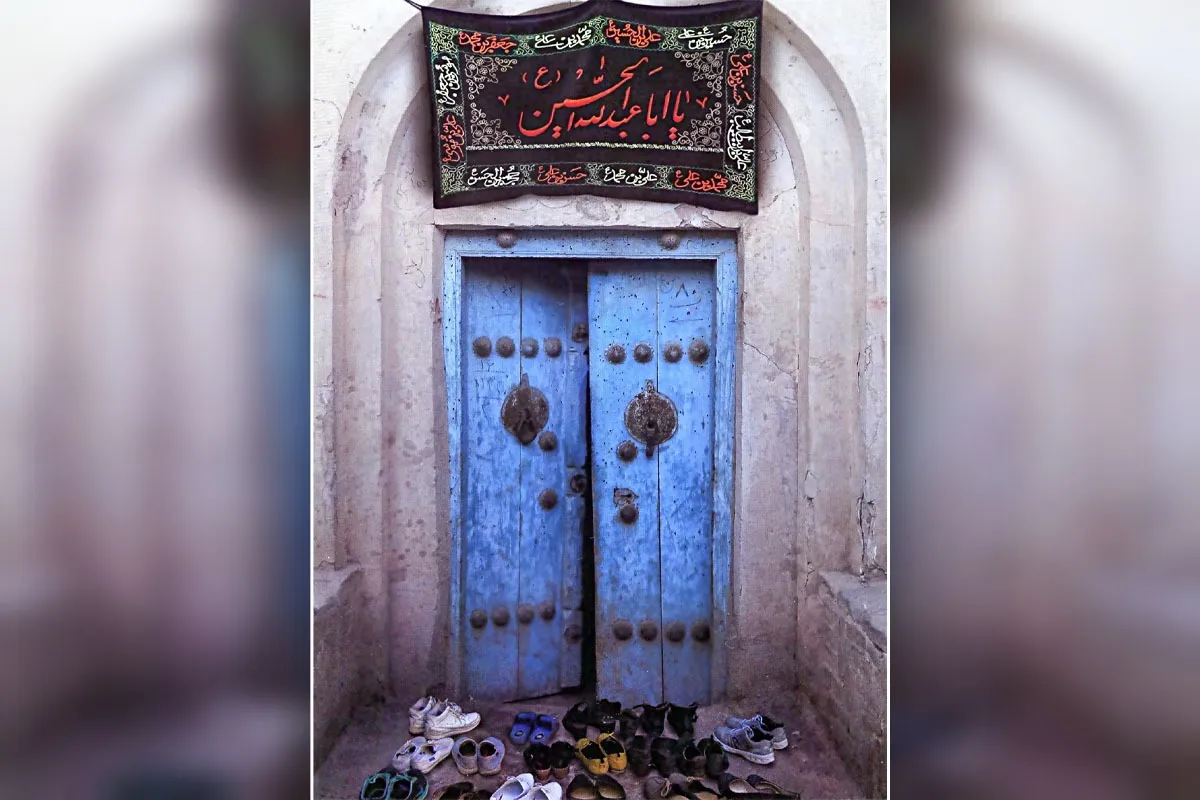 خانه‌ای با در‌های باز رو به آسمان