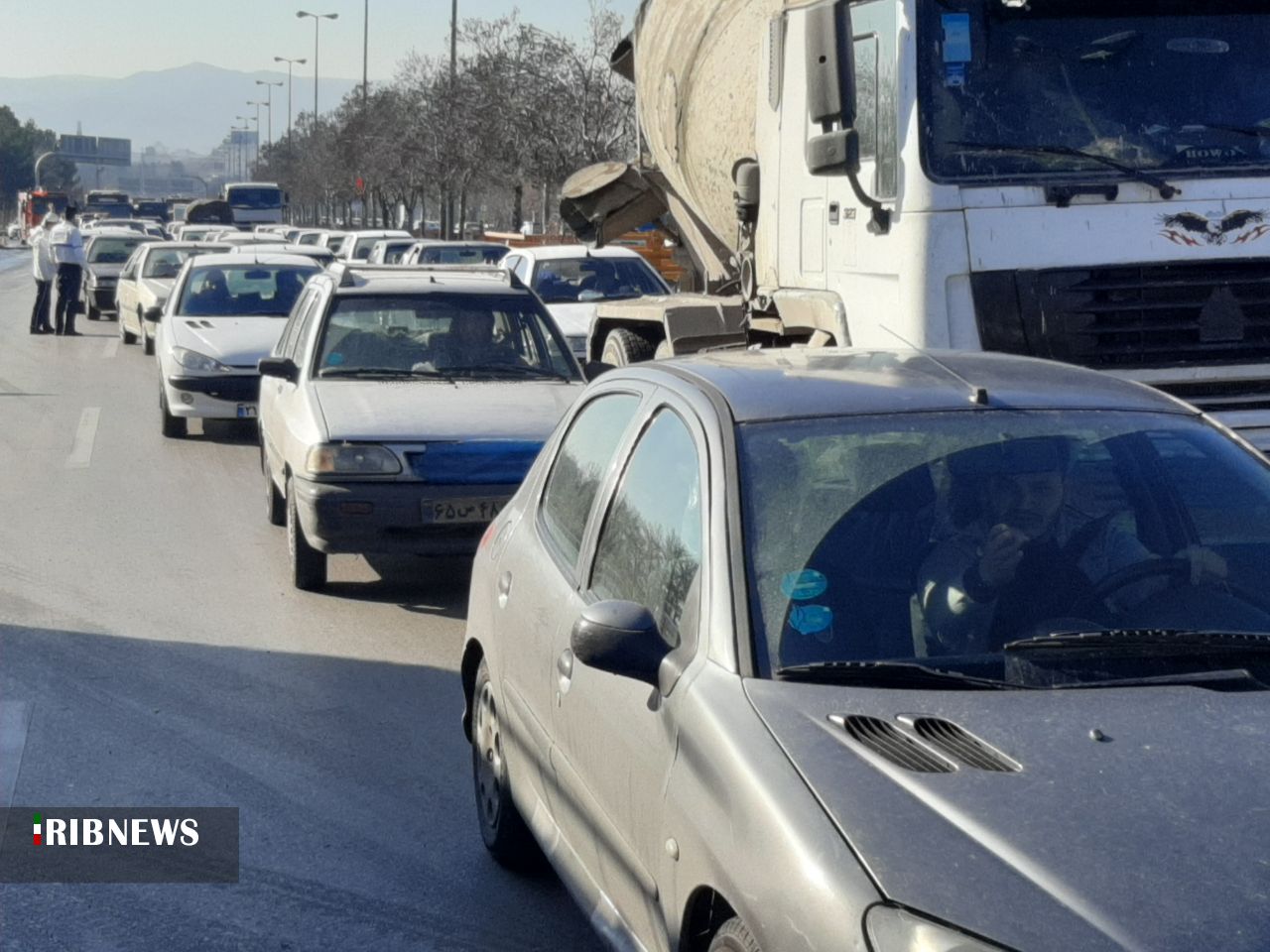 واژگونی کامیون و ایجاد ترافیک شدید در بزرگراه شهید کلانتری مشهد + فیلم (۱۳ بهمن‌ماه ۱۴۰۰)