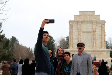 حضور مسافران نوروزی در آرامگاه فردوسی