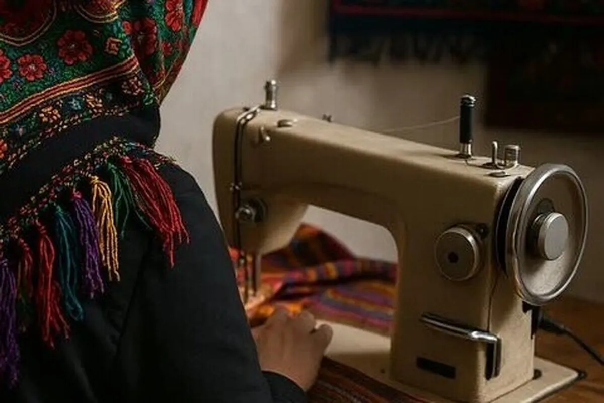 دختر ۱۲ ساله چرخ نداشت، پیراهن را با دست می‌دوخت! | روایت یک کارآفرین از ۲۰ سال آموزش رایگان خیاطی به زنان حاشیه شهر