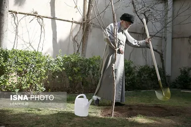 گزارش تصویری کاشت سه اصله نهال میوه توسط مقام معظم رهبری